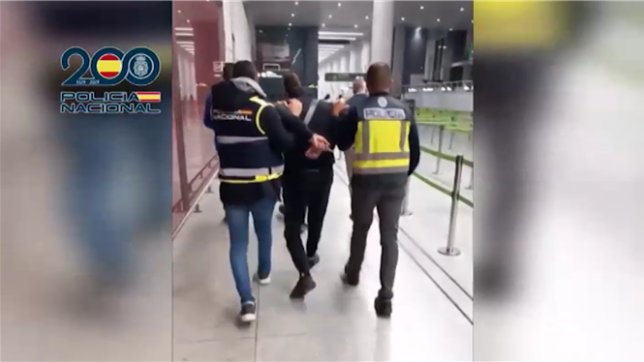 L'homme qui aurait fourni l'arme avec laquelle un terroriste a abattu deux supporters suédois avant un match de football à Bruxelles en octobre 2023 a été retrouvé et arrêté à l'aéroport de Malaga.
