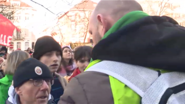 Plusieurs milliers d'enseignants vêtus de chasubles aux couleurs de trois grands syndicats ont commencé à se rassembler lundi matin à la gare du Midi, à Bruxelles, en vue de la manifestation contre les mesures du gouvernement de la Fédération Wallonie-Bruxelles.
