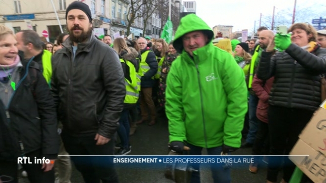 Les enseignants manifestent en ce moment à Bruxelles. Ils viennent de toutes les régions pour dénoncer les mesures de réorganisation et d'économies prévues dans le secteur.