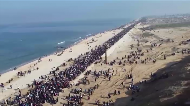 Des dizaines de milliers de Palestiniens déplacés sont en route lundi pour rentrer chez eux dans le nord de la bande de Gaza, après un compromis de dernière minute entre Israël et le Hamas.