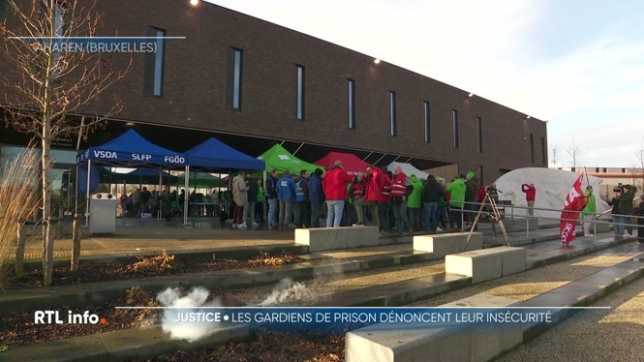 Ils dénoncent les violences subies par des gardiens dernièrement. Le service minimum n'est pas garanti, précise l'administration pénitentiaire qui qualifie la situation en prison aujourd'hui de dramatique.