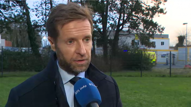 Une toiture en construction s'est effondrée à Ghlin. Selon le bourgmestre, quatre ouvriers ont été blessés dont deux grièvement. Un pompier a également été blessé. Les raisons de l'accident, survenu lors du coulage de béton, sont toujours inconnues actuellement.