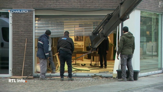 Les malfrats ont utilisé un véhicule familial, muni d’une plaque française. Ils ont ensuite pris la fuite à pieds, avant de rejoindre une seconde voiture et de s'enfuir. Le parquet confirme , mais ne précise pas le montant du butin.
