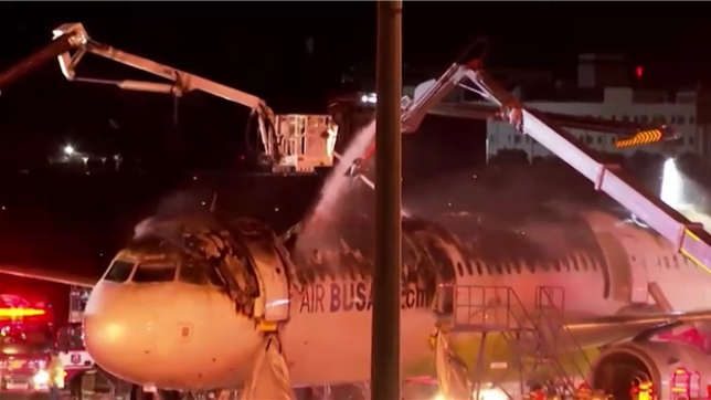 La queue d'un avion de ligne a pris feu mardi sur la piste de l'aéroport international de Busan, la deuxième ville de Corée du Sud, conduisant à l'évacuation des 176 personnes à bord.