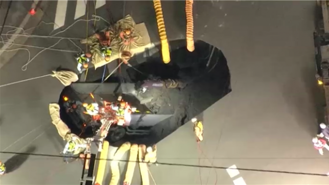 Les secouristes japonais tentaient mercredi de sauver le conducteur d'un camion coincé depuis 24h dans un trou provoqué un affaissement de la chaussée dans la banlieue de Tokyo.