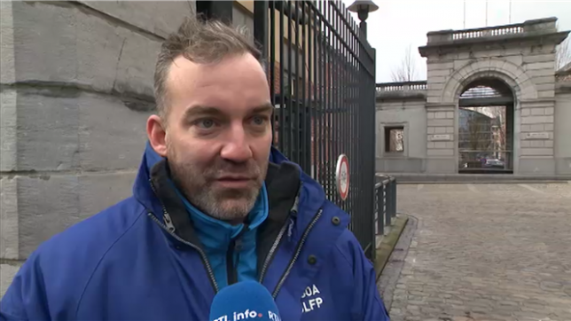 Réaction d'un membre du syndicat militaire SLFP-Défense au fait que Georges-Louis Bouchez soit venu discuter avec les manifestants présents lors de son arrivée pour le conclave pour la formation d'un gouvernement à l'école royale militaire.