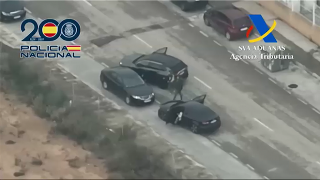 La police espagnole a publié les images de leur arrestation et la découverte de la drogue.