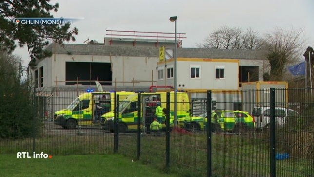 Une enquête a été ouverte pour tenter de déterminer les causes de l'effondrement, hier, de la toiture d'une école en construction. 4 ouvriers et un pompier ont été blessés.