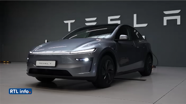 Tesla a dévoilé une nouvelle version de son SUV électrique, le Model Y. Ce modèle phare de la marque a bénéficié d'un important lifting esthétique et technique. Les modifications extérieures incluent notamment de nouvelles signatures lumineuses à l'avant et à l'arrière, avec des feux plus effilés et des bandeaux lumineux traversant toute la largeur du véhicule.

L'intérieur du véhicule a également été revu, s'inspirant de la Model 3. On retrouve notamment un écran de 8 pouces pour les passagers arrière et une amélioration de l'insonorisation grâce à des vitres laminées, y compris pour le toit panoramique. Tesla annonce également une autonomie accrue et un meilleur confort de conduite.

Le prix de lancement de cette nouvelle version est de 61.990 €. Cette version inclut la transmission intégrale. Le prix de la version de base n'a pas encore été communiqué.