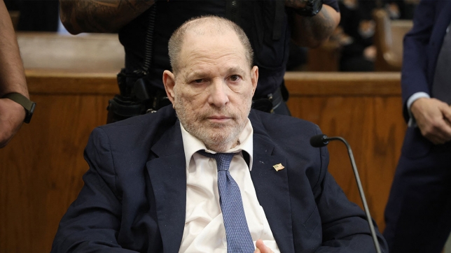 Harvey Weinstein, en prison, "supplie" la justice de le sortir de son "trou": "Je n'en peux plus"