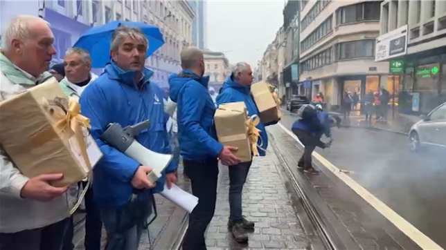 Les syndicats de police VSOA/SLFP et NSPV/SNPS mènent une action contre les mesures contenues dans la super note, qui sert de base aux négociations pour la formation du gouvernement fédéral.