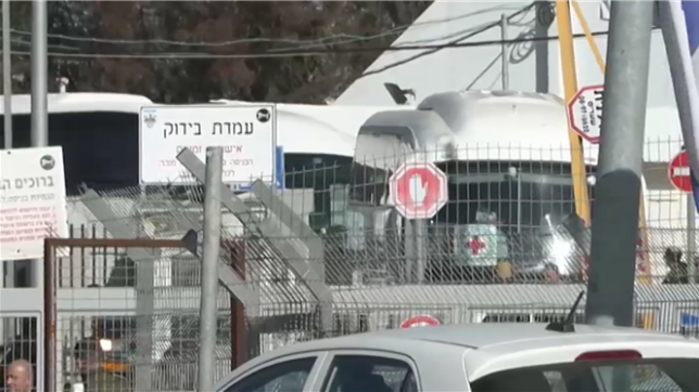 Des bus transportant des prisonniers palestiniens devant être libérés quittent la prison d'Ofer avant de faire demi-tour alors que de la fumée s'élève à proximité.