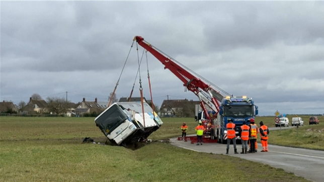Après l'accident ayant provoqué la mort d'une lycéenne de 15 ans, les secours se sont employés à évacuer le bus.