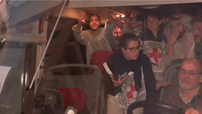 Après avoir retardé leur libération, Israël a finalement permis à ces prisonniers de retourner dans la bande de Gaza.