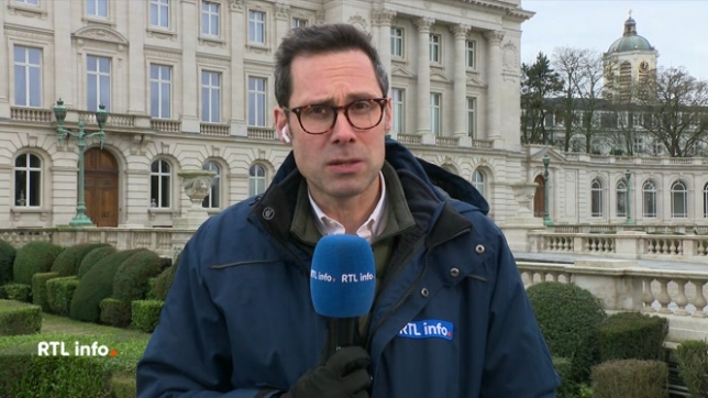Bart De Wever se rend au palais royal pour faire le point sur les négociations en cours. Un moment crucial pour l’avenir du gouvernement belge.