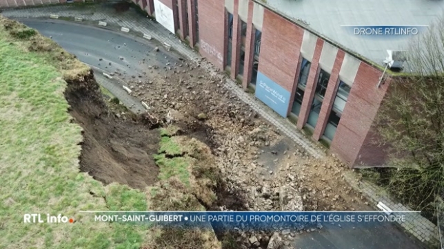Éboulement à Mont St Guibert sur la route près de l'église