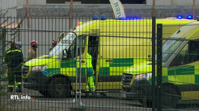 Deux ouvriers blessés lors de l'effondrement du toit d'une école en construction à Glinh sont toujours aux soins intensifs.