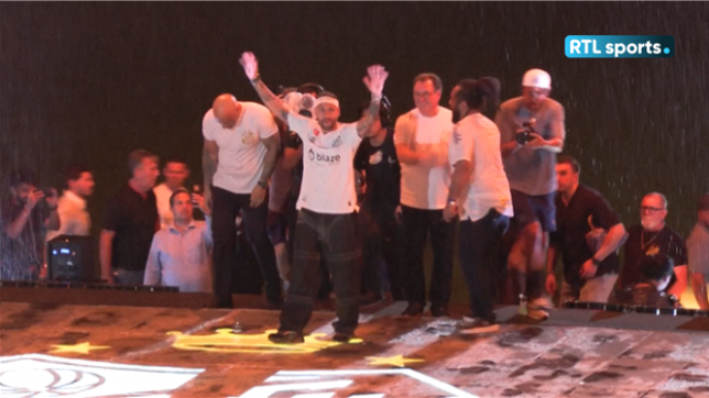 Neymar a été officiellement présenté comme nouveau joueur du FC Santos, son club formateur. Malgré la pluie, des milliers de supporteurs ont acclamé la star brésilienne, qui revient près de douze ans après son départ pour l’Europe.