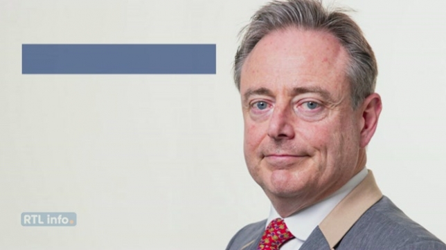 Après 57 heures de négociations, les partis politiques ont réussi à se mettre d'accord : le gouvernement Arizona est né. À la tête des négociations se trouve Bart De Wever, 54 ans, nommé formateur par le Roi. Mais qui est-il ? Comment est-il devenu si populaire, tant chez les flamands que chez les francophones ?