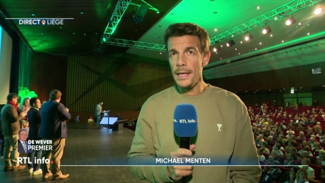 En direct de Liège, Michael Menten explique que les militant.e.s sont toujours réunis à Liège pour donner le feu vert à leur Président de Parti Maxime Prévot et au gouvernement Arizona.