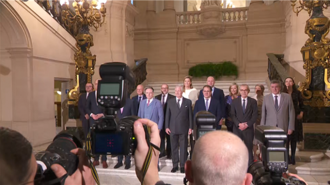 Les membres du nouveau gouvernement fédéral ont tous prêté serment devant le Roi ce lundi matin. Ils ont ensuite pris la pose sur les marches du Palais royal.