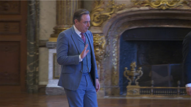 Les membres du nouveau gouvernement fédéral ont prêté serment ce lundi matin à 9h. Mais visiblement, personne n'a été préparé, car deux petites erreurs ont été commises.