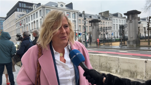 Après les premières prises de contact, après les serments, place au travail. L'équipe De Wever s'est retrouvée ce mardi vers 8h pour un premier Conseil des ministres. Il se tient au 16 rue de la Loi comme le veut la tradition. Le premier rendez-vous d'une très longue journée.