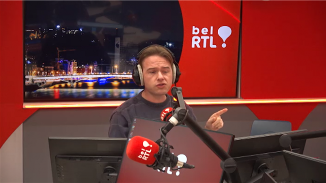 Indochine a lancé son très attendu Arena Tour, et comme à son habitude, le groupe ne fait pas les choses à moitié ! Entre scénographie impressionnante, titres variés et interactions avec les fans, ce nouveau spectacle est un événement incontournable pour les amateurs du groupe culte.