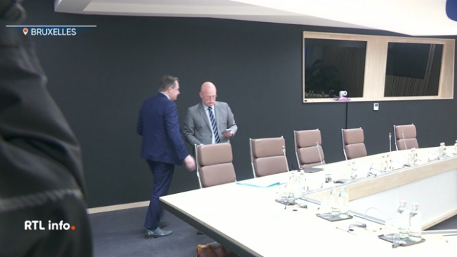 Les ministres du gouvernement Arizona se sont réunis, une première fois ce matin autour du premier ministre Bart De Wever, lors d'un conseil des ministres au 16, rue de la Loi à Bruxelles. L'occasion pour chacun de découvrir les collègues de travail et les lieux.