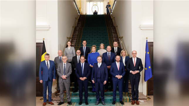 Ce lundi, après la formation du gouvernement De Wever, une photo de famille a été prise et diffusée officiellement. Mais sur cette dernière les trois femmes de ce nouveau gouvernement étaient à peine visibles...