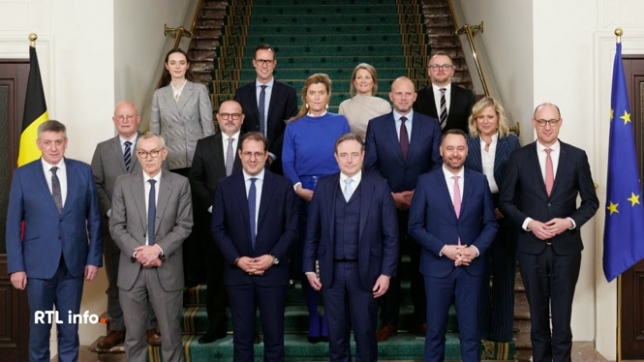 La photo de famille du nouvel exécutif réalisée au palais royal de Bruxelles, après la prestation de serment, a suscité de nombreux commentaires. Les 4 femmes ministres posaient derrière leurs homologues masculins, presque cachées. Un nouveau cliché a été pris au Parlement.