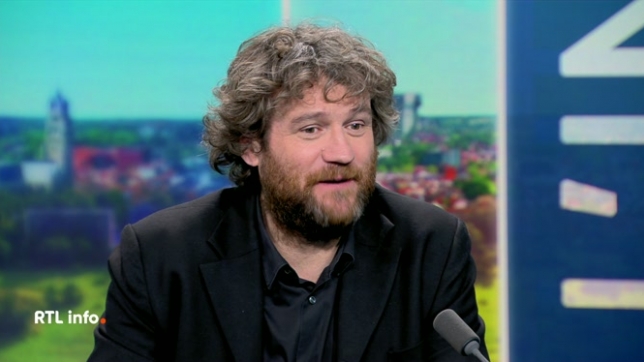 On retrouve en plateau l'humoriste français Olivier de Benoist afin de présenter son nouveau spectacle Le droit au bonheur.