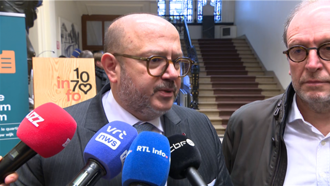 Des coups de feu ont été entendus près de la station de métro Clémenceau à Anderlecht, ce mercredi vers 6h. Les auteurs étaient lourdement armés avec ce qui ressemble à des Kalachnikov. Ils sont actuellement en fuite et activement recherchés. Le ministre de l'Intérieur et le bourgmestre d'Anderlecht se sont exprimés.