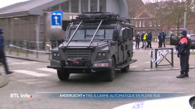 Deux tireurs ont utilisé des armes automatiques, ils sont toujours recherchés. Heureusement pas de blessés mais un quartier bouclé. Les forces spéciales de la police sont intervenues. Le ministre de l'Intérieur s'est rendu sur place.