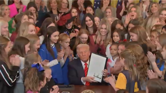 Le président américain Donald Trump a pris mercredi un décret qui cherche à empêcher les athlètes transgenres de pratiquer des sports féminins, une attaque supplémentaire contre cette communauté qu'il cible particulièrement depuis son retour au pouvoir.
Avec ce décret, la guerre contre le sport féminin est terminée, a promis le milliardaire républicain en signant ce texte lors d'une cérémonie à la Maison Blanche, sous les applaudissements de plusieurs dizaines d'athlètes féminines.