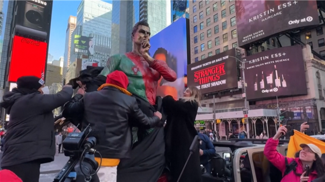 Une statue de Cristiano Ronaldo dévoilée à Times Square devant une foule de fans.