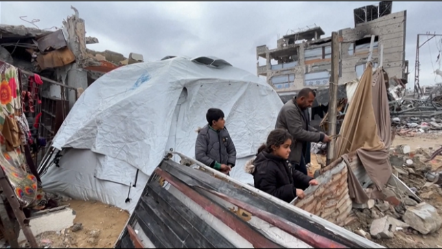 Nous sommes dans une situation très difficile, nous n'avons pas de tente, pas d'abri, rien dans cette vie, déclare Reham Al-Ladah, habitant de Jabalia. Malgré leurs conditions de vie, les Gazaouis ne refusent de partir de chez eux.