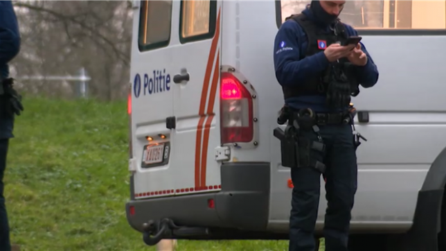 Une nouvelle fusillade a éclaté dans la nuit de jeudi à vendredi à Anderlecht, dans le quartier du Peterbos, faisant un mort. C’est le troisième incident de ce type en trois nuits.