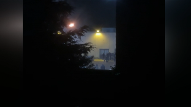 Dans la nuit du 7 au 8 février, des nuisances sonores ont été entendues sur l'ancien parking du Delhaize rue d'Osseghem. Abdel, un voisin, a appuyé sur le bouton orange Alertez-nous pour nous signaler le brouhaha qui a perturbé son sommeil. Au final, plus de peur que de mal pour ce Molenbeekois.