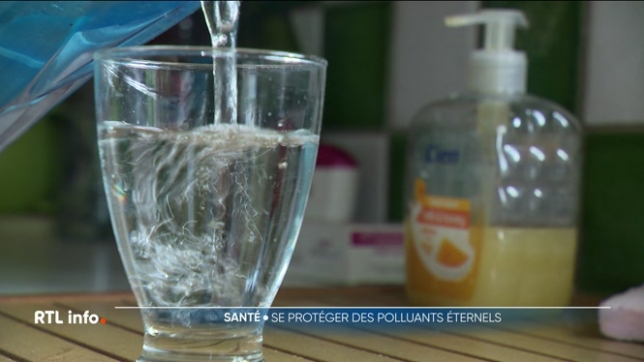 Les PFAS, ces polluants néfastes pour notre santé, on ne les trouve pas que dans l'eau de distribution. Ills sont partout, mais il est possible d'en réduire les risques. Voici quelques bons réflexes à avoir, et cela commence dans notre cuisine.