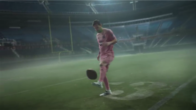 La star mondiale du football argentin Lionel Messi a joué dans une publicité post-Super Bowl pour Apple TV, diffusée hier soir, faisant la promotion du début de la nouvelle saison de la Major League Soccer (MLS). La publicité montre Messi en train de jongler avec un ballon de football américain avant de le frapper à travers les poteaux de but, et un message quand le football se termine, le football commence est diffusé pour terminer la publicité. La nouvelle saison de la MLS débutera le 22 février, avec l'Inter Miami de Messi recevant New York City.