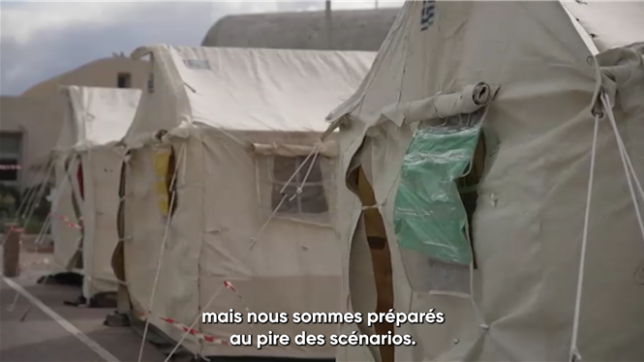 La Grèce a déclaré l'état d'urgence à Santorin en raison des tremblements de terre fréquents qui secouent l'île, et des équipes d'urgence sont déjà en place pour mobiliser les ressources et répondre plus rapidement aux catastrophes potentielles. Santorin, un joyau de la mer Égée, retient désormais son souffle alors que l'activité sismique continue de secouer l'île. Des secousses mineures ont commencé fin janvier mais se sont intensifiées début février, avec des tremblements de terre plus forts et plus fréquents. Des milliers de personnes ont fui cette destination touristique populaire alors que les scientifiques mettent en garde contre une éventuelle éruption volcanique. Pour faire face à la situation, les hôpitaux et les centres médicaux restent prêts à intervenir à Santorin, et des tentes d'urgence ont été installées à l'extérieur.