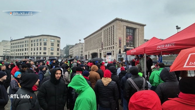 Une centaine de travailleurs, des sous-traitants d'Audi Brussels, se sont rassemblés ce matin sur la place de l'Albertine à Bruxelles. Ils réclament une réforme de la loi Renault pour licenciement collectif afin qu'ils puissent eux aussi bénéficier du même plan social que le personnel de l'usine Aud