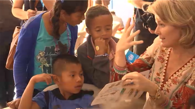 En mission au Costa Rica en tant que présidente d'honneur de l'Unicef, la reine Mathilde enchaine les visites durant lesquelles elle a pu parler un peu espagnol, spécialement avec les enfants.