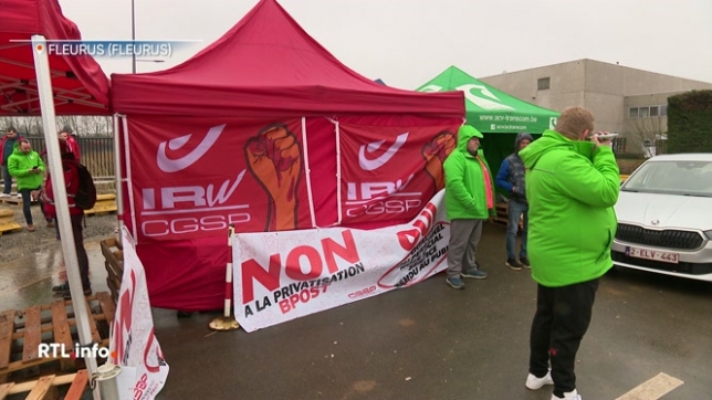 70% des tournées sont assurées mais la distribution du courrier est perturbée par des blocages filtrants. Les colis et les lettres commencent à s'entasser, dans les centres de tri et les points d'enlèvement. La réunion syndicat-direction de ce matin n'a rien donné.