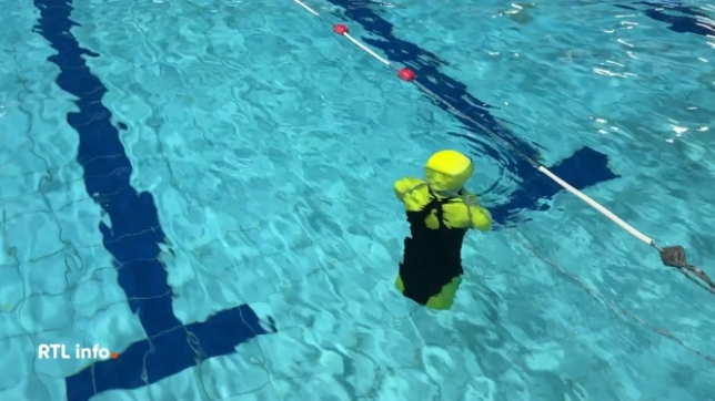 Le site vient de se doter d'un système de détection de noyade. Des caméras aériennes permettent de surveiller toute la piscine et de suivre en continu le mouvement des nageurs. Les caméras subaquatiques analysent les zones profondes du bassin. Une alerte retentit en cas de danger. Explications.