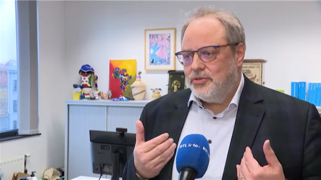 Pas suffisament de contribution des plus riches via la taxe sur les plus-values, les petits pensionnés et les malades touchés, flexibilité du temps de travail au bénéfice unique des employeurs, acceptation du travail de nuit, contrats de moins d'un tiers-temps, fin des systèmes de prépension injuste, limitation du ch ômage qui va augmenter la pauvreté et saturer les CPAS, la liste des critiques du secrétaire national de la CGSLB est longue.