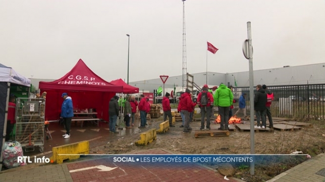 70% des tournées sont assurées mais la distribution du courrier est perturbée par des blocages filtrants. Les colis et les lettres commencent à s'entasser, dans les centres de tri et les points d'enlèvement. La réunion syndicat-direction de ce matin n'a rien donné.