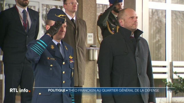 Première prise de contact pour le nouveau ministre de la Défense avec l'armée. Theo Francken a été accueilli par le chef de la Défense, le général aviateur Fredrik Vansina. Mais également par les syndicats qui lui ont fait part de certaines de leurs craintes.