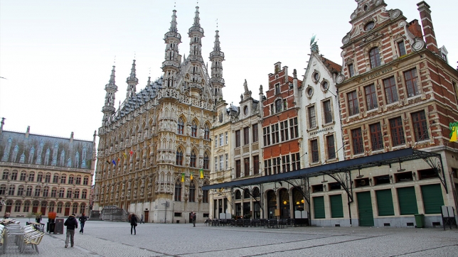 Pas de bises, pas de critiques sur Facebook: le code de conduite insolite de la ville de Louvain 